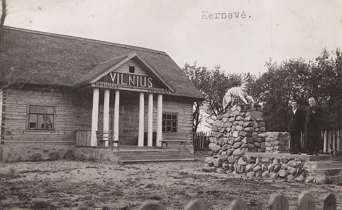 Vilniaus namai Kernavėje. Prie Geležinio vilko paminklo stovi Juozas Šiaučiūnas ir Nikdemas Švogžlys-Milžinas. Kunigo sutanoje įsegtas ir Skautų svastikos ordinas. Nuotrauką „Širvintų krašto“ skaitytojams dovanoja šiaulietis kolekcininkas Petras Kaminskas. 