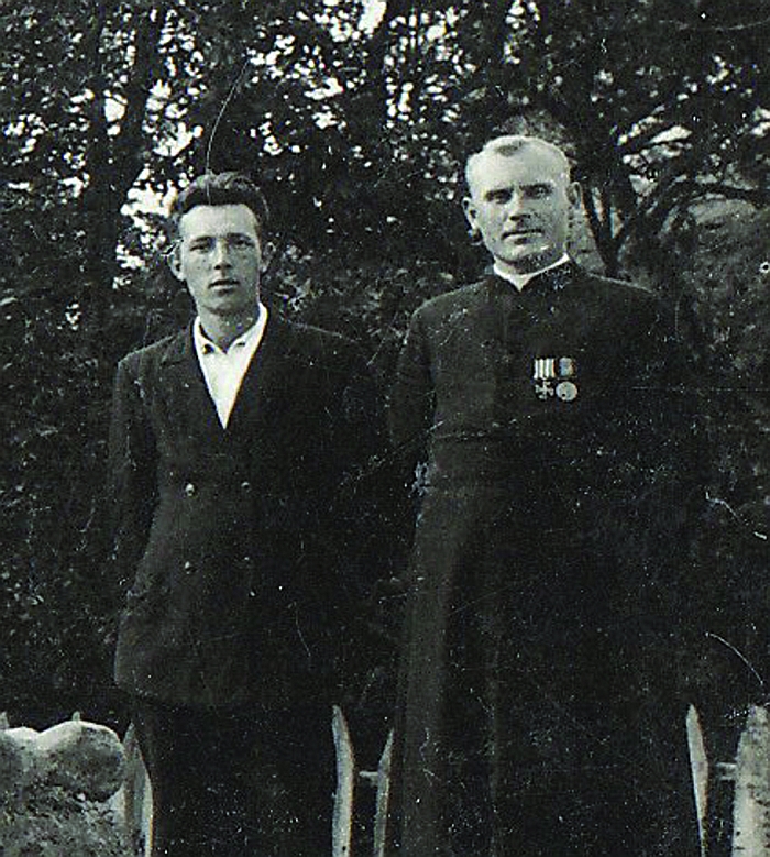 Dešinėje - Nikodemas Švogžlys-Milžinas