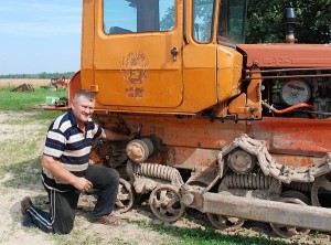 Jonas Kropa remontuoja vikšrinį traktorių.