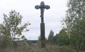 Ant kartuvių kalno pastatytas kryžius (aut. Ipolitas Užkurnys)