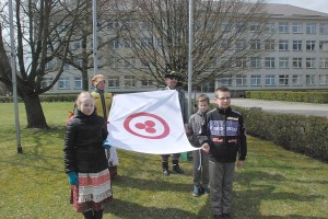 Po kelių minučių prie Savivaldybės administracijos pastato bus pakelta Taikos vėliava.