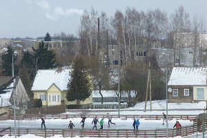 Buvo suformuota čiuožykla, kuria mielai naudojosi tiek vaikai, tiek ir suaugę. 