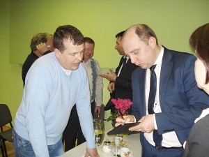 Į kiaukliečio Tomo Lemešovo (kairėje) klausimus atsakinėja Žemės ir išteklių politikos departamento direktorius Audrius Petkevičius.
