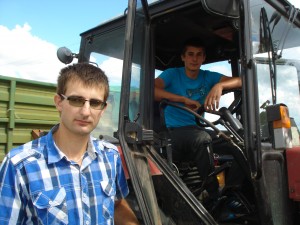 Lukas Valavičius (dešinėje) neseniai įgijo teisę vairuoti traktorių.