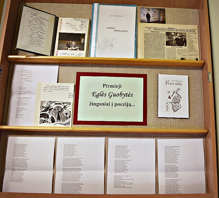 Viešojoje bibliotekoje eksponuojama paroda „Pirmieji Eglės Guobytės žingsniai į poeziją...“