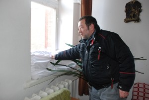Rajono tarybos narys Remigijus Bonikatas stebisi, kad 21-ajame amžiuje ligoninėje dar tenka taip „apšiltinti“ vėjo perpučiamus langus.