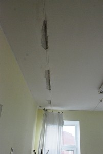 Ligoniai tyliai meldžiasi, kad lubos ant jų nenukristų. Ligoniai tyliai meldžiasi, kad lubos ant jų nenukristų.