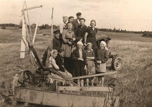 Limonių kaimo žmonės prie anų laikų technikos stebuklo - javų kertamosios. 1957 metai.