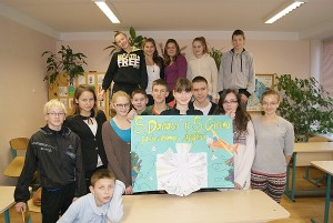 8A klasės mokiniai pristatė stendinį pranešimą apie S.Dariaus ir S.Girėno pasirengimą skrydžiui.