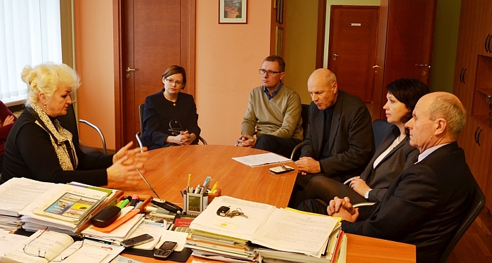 2014-ųjų lapkritį tuometiniai rajono vadovai su Tatjana Lobanova (kairėje) aptarė ir juos pasiekusius nusiskundimus dėl vaikų dienos centro veiklos „nepastovumo“, bet tai nesutrukdė pratęsti patalpų panaudos sutartį (sirvintos.lt nuotrauka). 2014-ųjų lapkritį tuometiniai rajono vadovai su Tatjana Lobanova (kairėje) aptarė ir juos pasiekusius nusiskundimus dėl vaikų dienos centro veiklos „nepastovumo“, bet tai nesutrukdė pratęsti patalpų panaudos sutartį (sirvintos.lt nuotrauka).