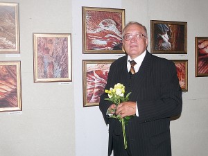 Fotografas Jonas Lučiūnas ties fotografijų ciklu „Kalbanti žemė“.