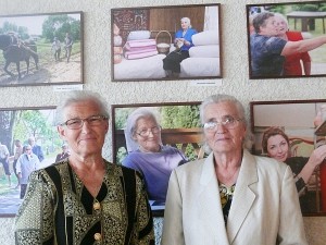 Nuotraukos ir jų personažai greta: kairėje Elena Romutė Lisauskienė iš Naidų ir dešinėje Genovaitė Gudonienė iš Kiauklių.