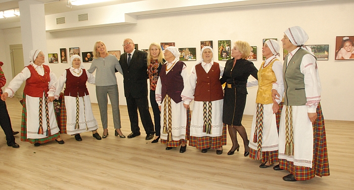 Lapelių kaimo folklorinis ansamblis kartu su drąsiausiais svečiais atlieka liaudišką dainą apie „kvietkelį“...