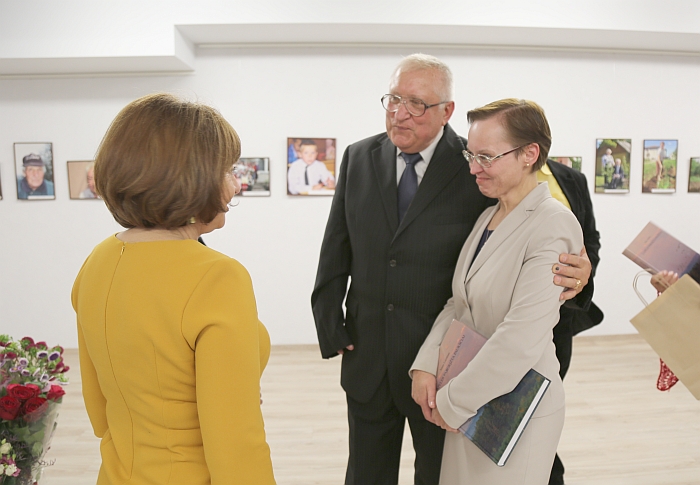 Jonas Lučiūnas su moterimi, kurios mergautinė pavardė - Lapelytė (kaimo pavadinimas kildinamas nuo Lapelių šeimos). Ji labai nustebo, gavusi laišką iš J. Lučiūno. Apie savo šeimos kilmę nedaug težinojo, bet daug duomenų surado knygoje. Atvažiavo iš Vilniaus..
