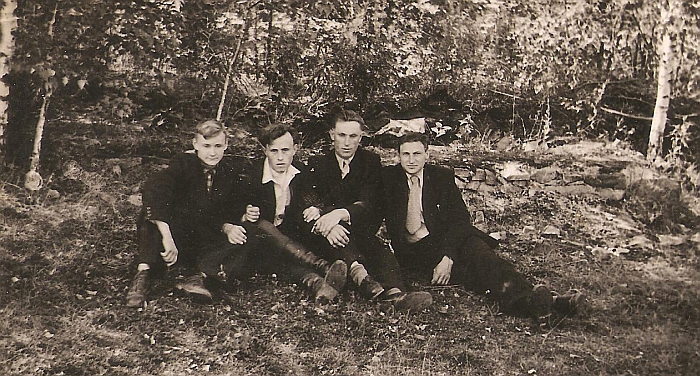 Melioratoriai šventadienio popietę drauge su Limonių kaimo vyrais Kiauklių bažnyčios šventoriuje. Melioratoriai šventadienio popietę drauge su Limonių kaimo vyrais Kiauklių bažnyčios šventoriuje.