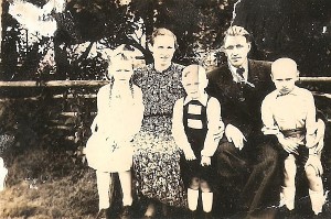 Lionginas Makauskas (pirmas iš dešinės) su savo tėveliais, broliu ir seserimi.