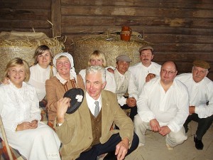 Anciūnų saviveiklininkai Derliaus šventėje, vykusioje Levaniškių dvare (centre vadovas Gediminas Makauskas). 2010 m.