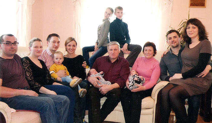 Visa graži šeima (ant senelių rankų dvyniai anūkai Kostas ir Kipras Makauskai).