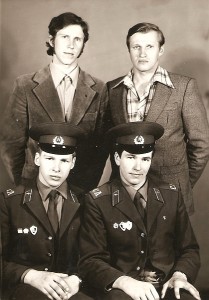 Lionginas Makauskas (stovi dešinėje) su broliu Romualdu ir broliais dvyniais Mindaugu ir Gediminu.