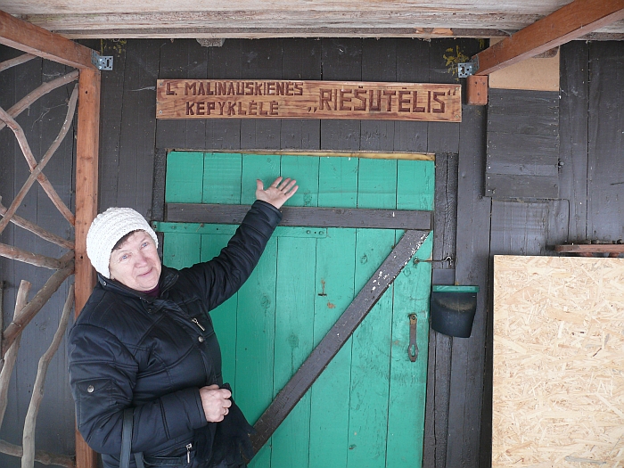 Kalėdinėje mugėje šalia tautodailininko Povilo Malinausko drožinių  ir kalvystės darbų dera jo žmonos Liudmilos Malinauskienės kepiniai. 