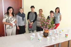 Viešnia įteikė kiekvienam dalyviui po baltą puodelį, dažymo priemones ir pakvietė sukurti meną, visų pirma - sau. 