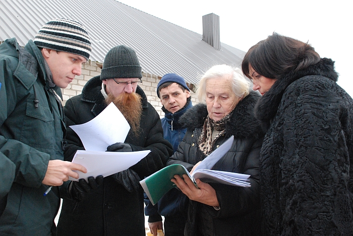 Marija Gaidamovičienė turimus dokumentus rodė Vytautui Paršeliūnui (antras iš kairės) ir Marijai Gudonienei (pirma iš dešinės).