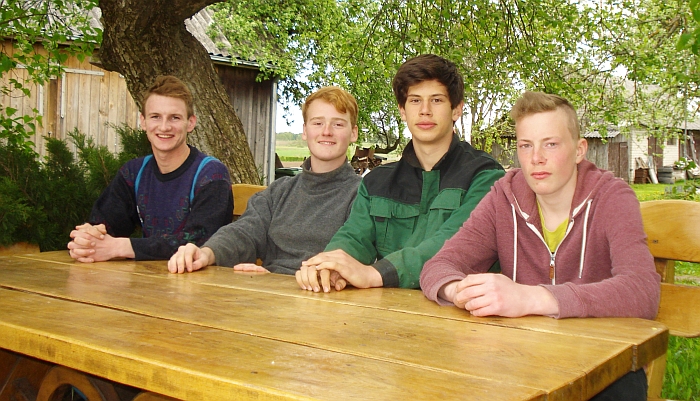 Martinėlių ūkyje darbuojasi jauni žmonės: (iš kairės į dešinę) šeimininkų sūnus Augustinas Martinėlis, praktikantai iš Vokietijos Anton'as Vilers'as, Anton'as Muninhof'as ir Aron'as Lioman'as.