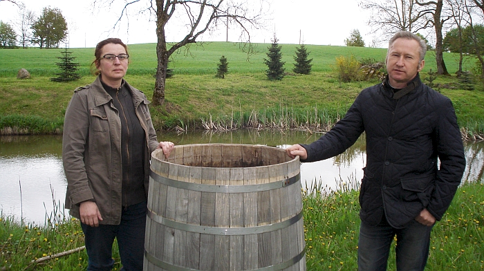 Levaniškių kaimo ūkininkai Kristina ir Arūnas Martinėliai prie statinės, kurioje ruošiamas biodinaminis tirpalas.