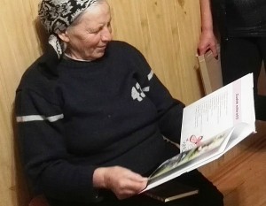 Veronikos Masiukienės rankose dažais kvepianti jos pačios kūrybos knyga „Aš pakeleivis“.