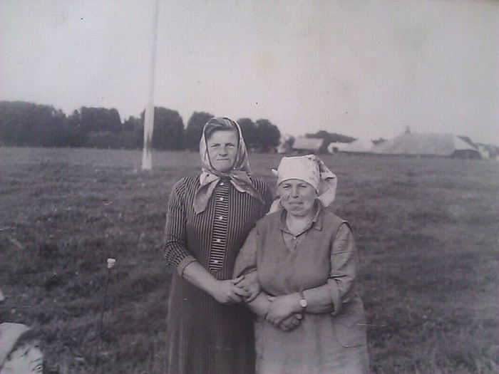 Mano močiutė Stefanija Matulienė (kairėje) ir Gineikienė.