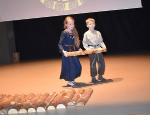 Mažiausieji ansamblio dalyviai scenoje iš rąstelių grindė grindinį - simbolišką ansamblio 5 metų kūrybinės veiklos nueitą kelią.