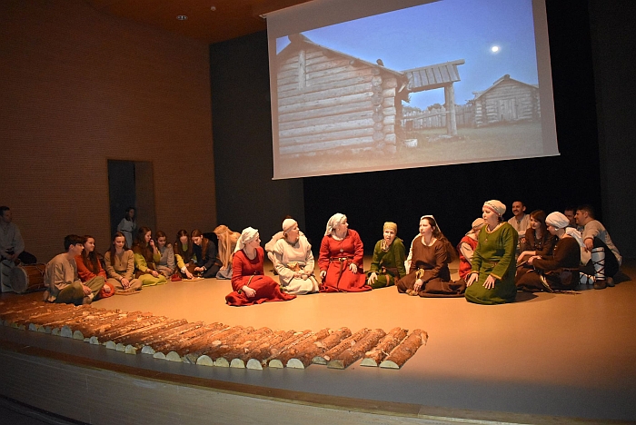 Pasakojamos šiurpios istorijos apie Kernavės liūną ir pavirtimą pelkiniu.