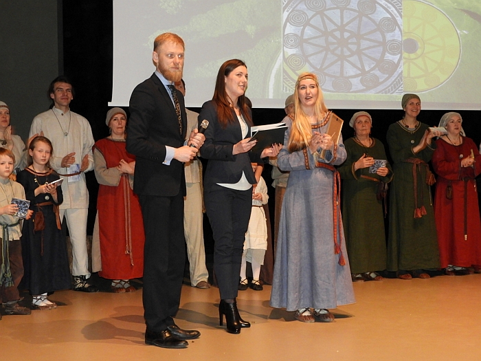 Širvintų kultūros centro direktorė Rytė Bareckaitė (centre) įteikė padėkas ansamblio vadovei Kristinai Stankevičienei (pirma iš dešinės) bei kompaktinės plokštelės leidybą parėmusiems kernaviškiams.