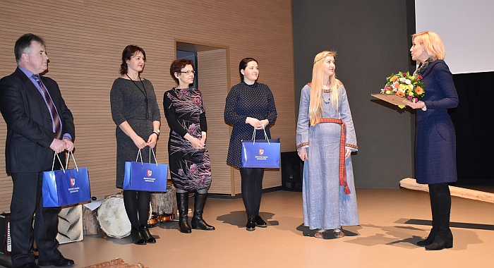 Pirmoji „Medgrindos“ kolektyvą ir vadovę pasveikino bei kūrybinės sėkmės palinkėjo Širvintų rajono merė Živilė Pinskuvienė (pirma iš dešinės).
