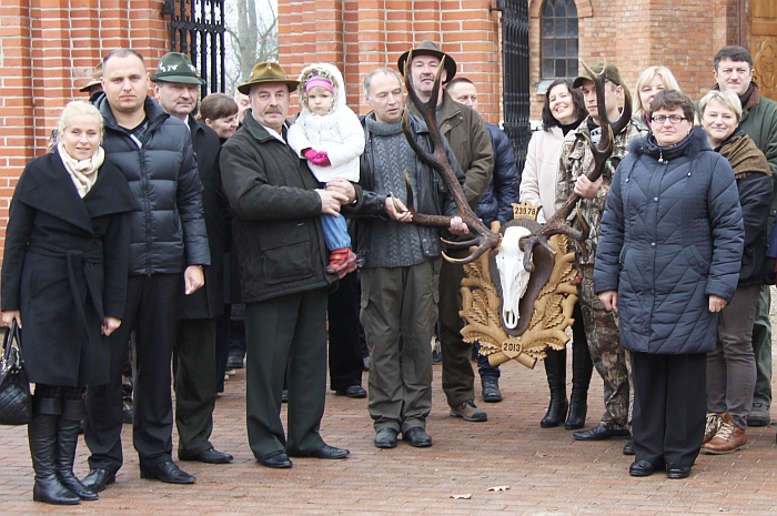 Širvintų medžiotojų draugijos nariai su Šv. Huberto dienos simboliu - Hendriko Adomavičiaus sumedžioto elnio ragais.