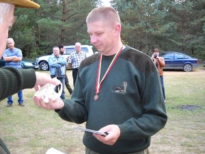 MK „Musninkai“ narys Gintautas Pečiulis apdovanotas bronzos medaliu už sumedžioto bebro kaukolę.