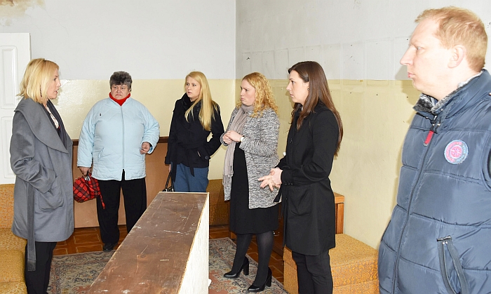 Po merės Živilės Pinskuvienės apsilankymo Medžiukuose buvo imtasi planuoti patalpų tvarkymo, būtiniausius remonto darbus. Po merės Živilės Pinskuvienės apsilankymo Medžiukuose buvo imtasi planuoti patalpų tvarkymo, būtiniausius remonto darbus.