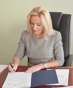 Merė Živilė Pinskuvienė pasirašo memorandumą „AuGink savo kraštą“