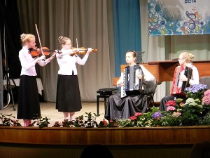 Mergaičių ansamblis - Karolina Jočytė (smuikas), Milgintė Jurkevičiūtė (smuikas), Aistė Jurkevičiūtė (akordeonas), Deimantė Stankevičiūtė (akordeonas)
