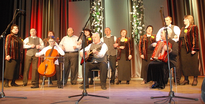 Vileikiškių filialo folkloro ansamblis „Vingiorykštė“ ilgėjosi prabėgusios žiemos, - dainoje prisiminė, kaip jų veidus snaigės bučiavo...
