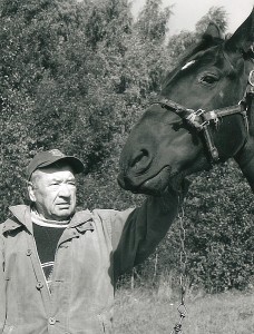 Pasak Alfonso Motiejūno, visada žavėjęsis arkliais. Net ir dabar dar jų dvejetą tebelaiko.
