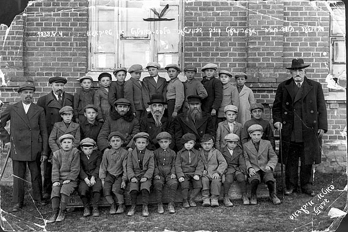 1938 metų gegužės 4-oji. Talmud-Torah religinės mokyklos mokiniai su savo mokytojais prie Beth Midrash. Beth Midrash - pagrindinė bendruomenės (štetlo) sinagoga. 