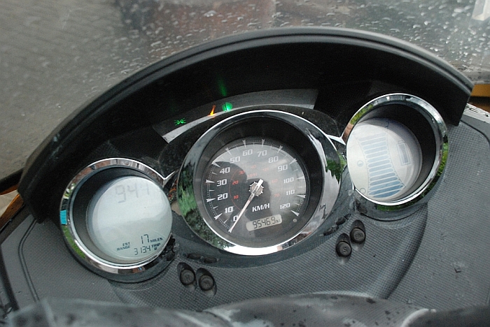 Spidometras centre skydo rodo, jog elektra varomas motociklas gali išvystyti 120 kilometrų per valandą greitį, o dešinėje esančios mėlynos spalvos padalos rodo, jog akumuliatorius visiškai įkrautas. 