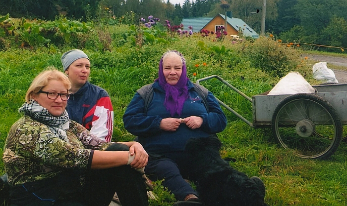 Su dukromis Zita ir Nijole prie namų.