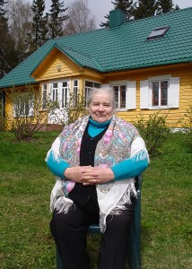 Trijų dukrų mama Gema Kanapienienė prie savo namų Beivydžių kaime.