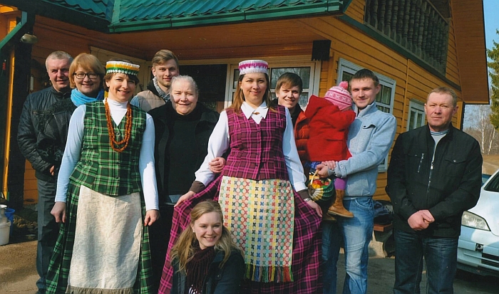 Gema Kanapienienė (penkta iš kairės) su savo šeima.