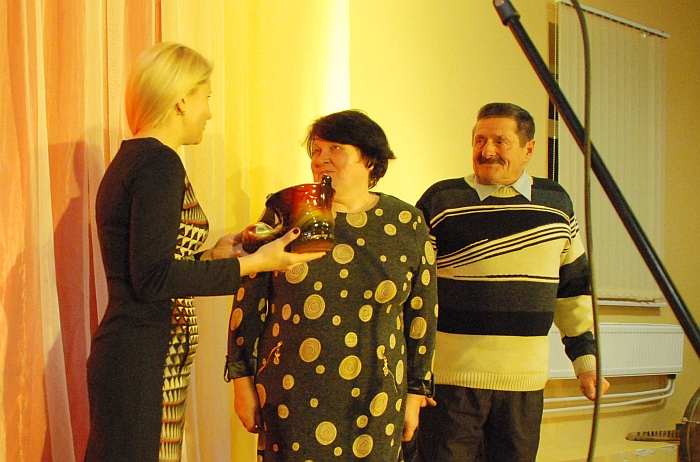 Nominaciją „Metų bendruomeniškumo pavyzdys“ Širvintų savivaldybės administracijos direktorė Ingrida Baltušytė-Četrauskienė įteikia Aleksandrai ir Juozui Geibams. Nominaciją „Metų bendruomeniškumo pavyzdys“ Širvintų savivaldybės administracijos direktorė Ingrida Baltušytė-Četrauskienė įteikia Aleksandrai ir Juozui Geibams.