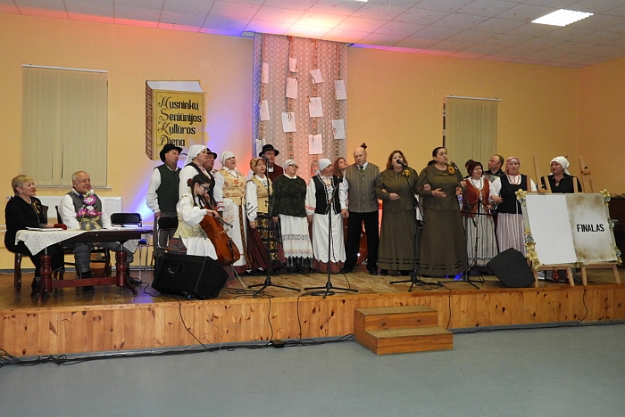Koncerto finalas - Musninkų ir Vileikiškių saviveiklininkų atlikta daina „Kur gintarais nusėtas marių krantas“.