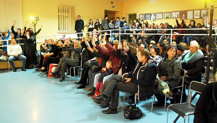 Žiūrovai karštai palaikė koncertavusius meno saviveiklininkus. Žiūrovai karštai palaikė koncertavusius meno saviveiklininkus.