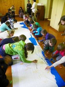 Daugiau dvidešimties jaunų savanorių dailininkų kuriamas Kernavės paveikslas pasidabino ryškiomis spalvomis ir simboliais. Daugiau dvidešimties jaunų savanorių dailininkų kuriamas Kernavės paveikslas pasidabino ryškiomis spalvomis ir simboliais.